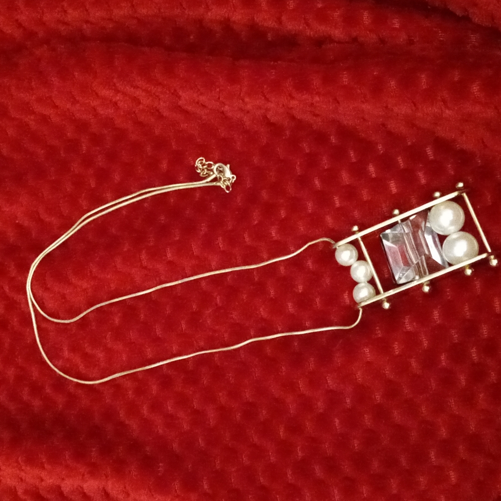 Pearl and Gold necklace with clear piece in the middle
